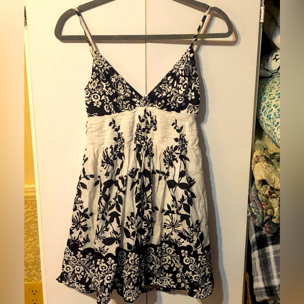 PRETTY FLOWY BLACK & WHITE SUNDRESS - SZ SMALL - EUC